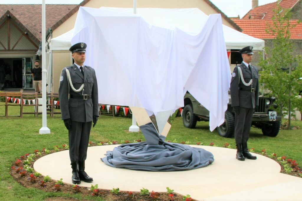 Inauguration du mémorial en souvenirs des aviateurs polonais qui ont servi sur l’aérodrome provisoire B10 de Plumetot en 1944.